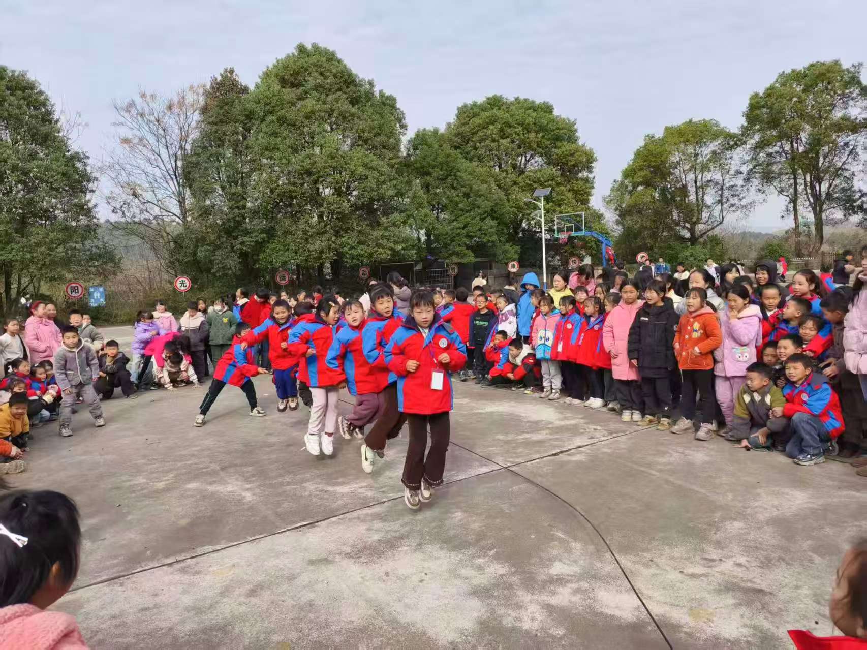 繩舞飛揚(yáng)綻風(fēng)采 活力滿園向未來(lái)