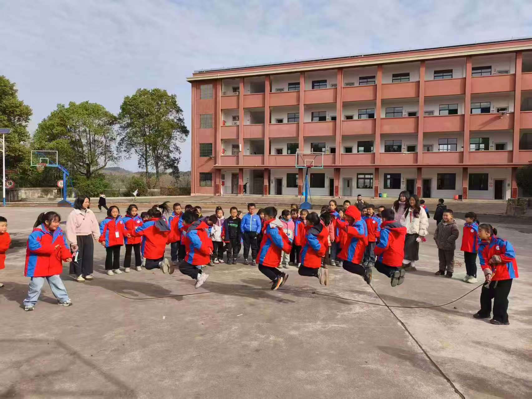 繩舞飛揚(yáng)綻風(fēng)采 活力滿園向未來(lái)