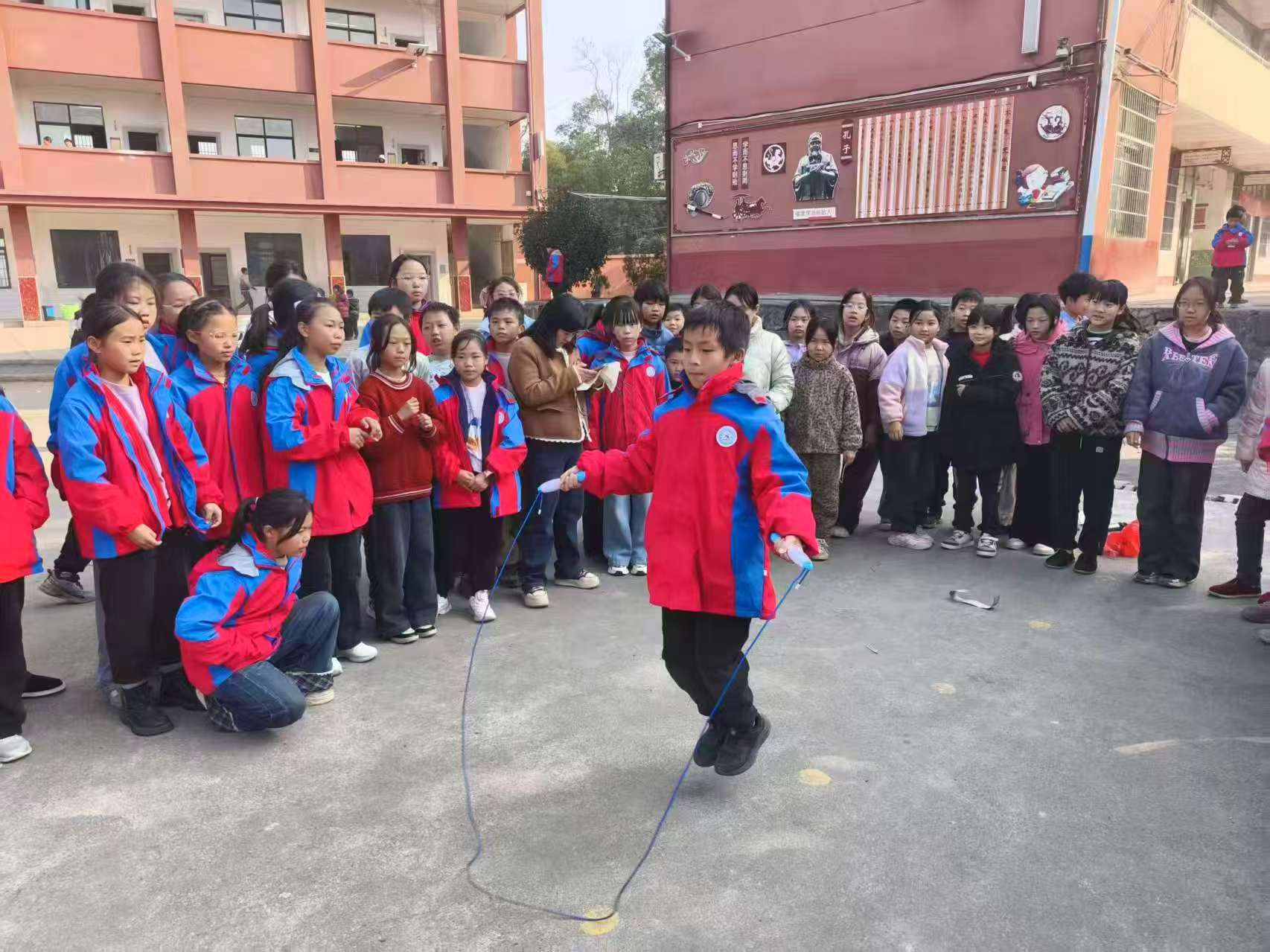 繩舞飛揚(yáng)綻風(fēng)采 活力滿園向未來(lái)