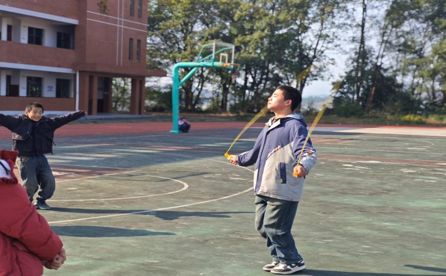 白馬田中心小學(xué)開展慶“元旦”體育運(yùn)動會