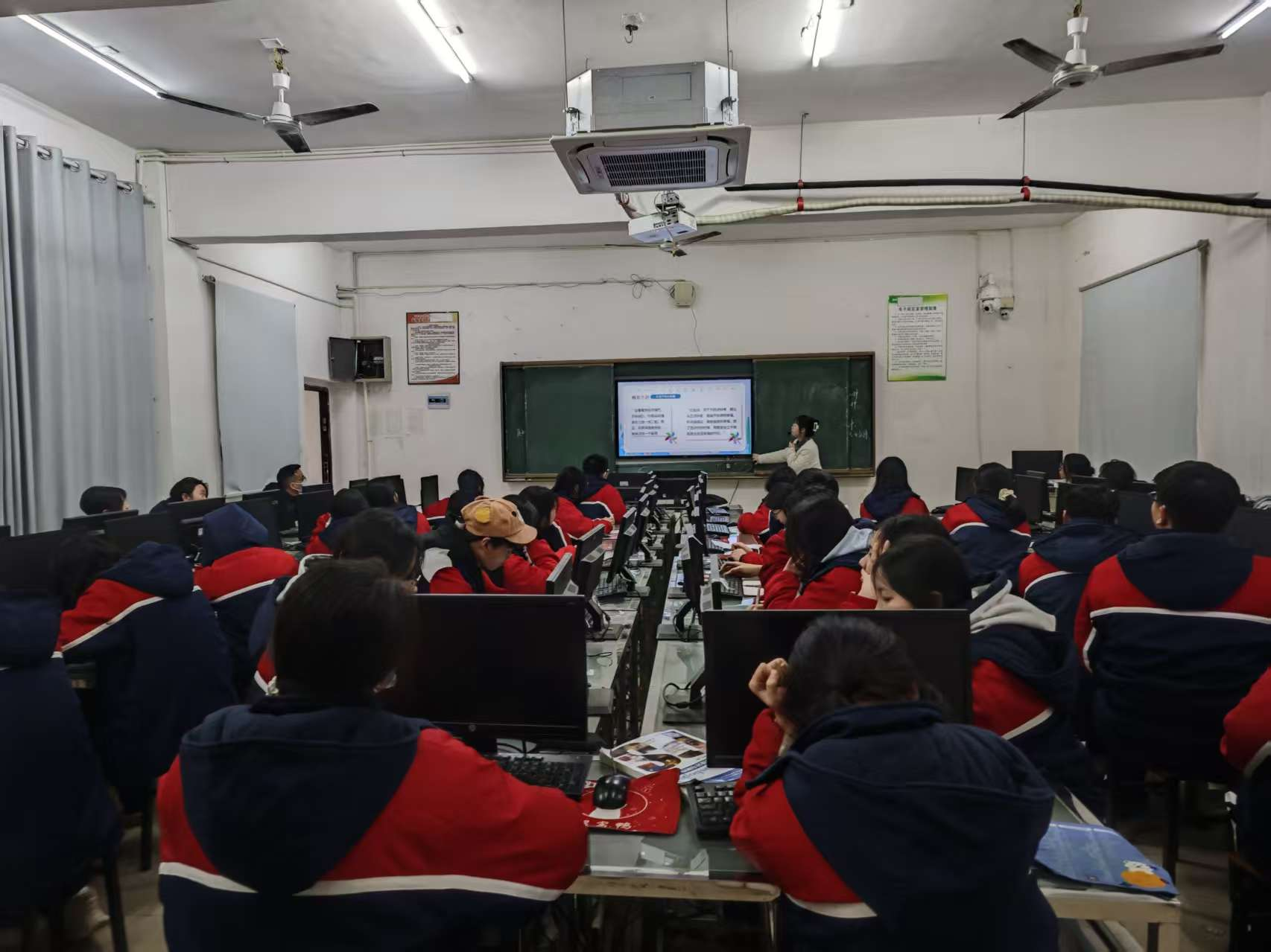 感悟純真哲思，堅守初心本色