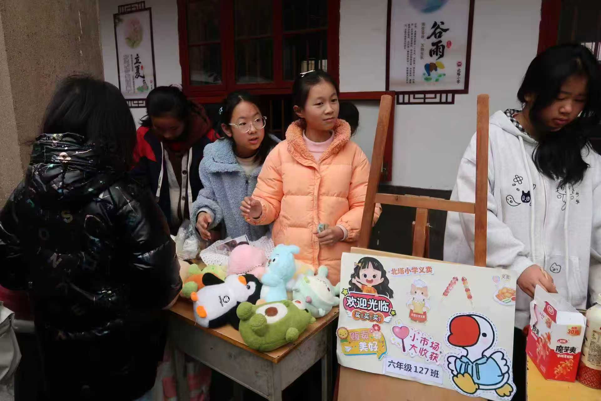 風(fēng)雨無阻獻(xiàn)愛心 義賣溫情暖童心