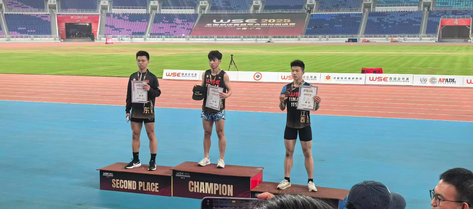 隆回二中學(xué)子揚(yáng)威羊城