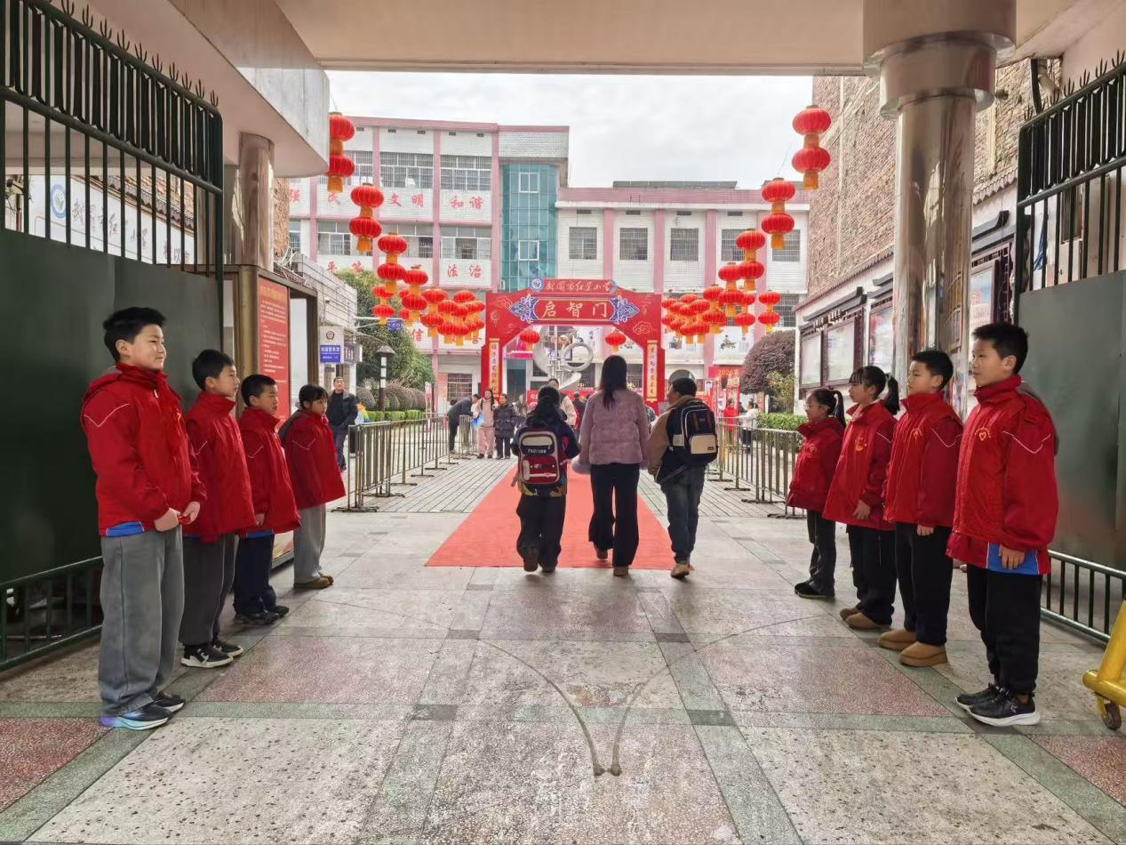 策馬踏春啟新程，紅星少年迎開學