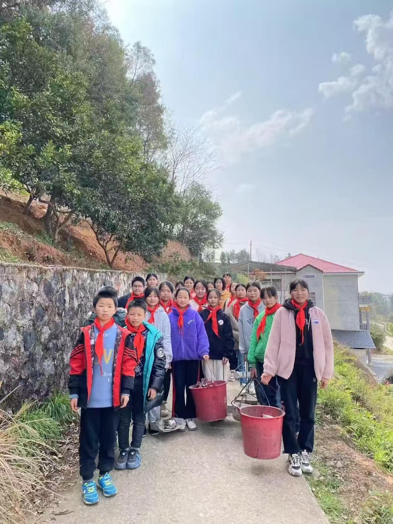 弘揚雷鋒精神，爭做美德少年