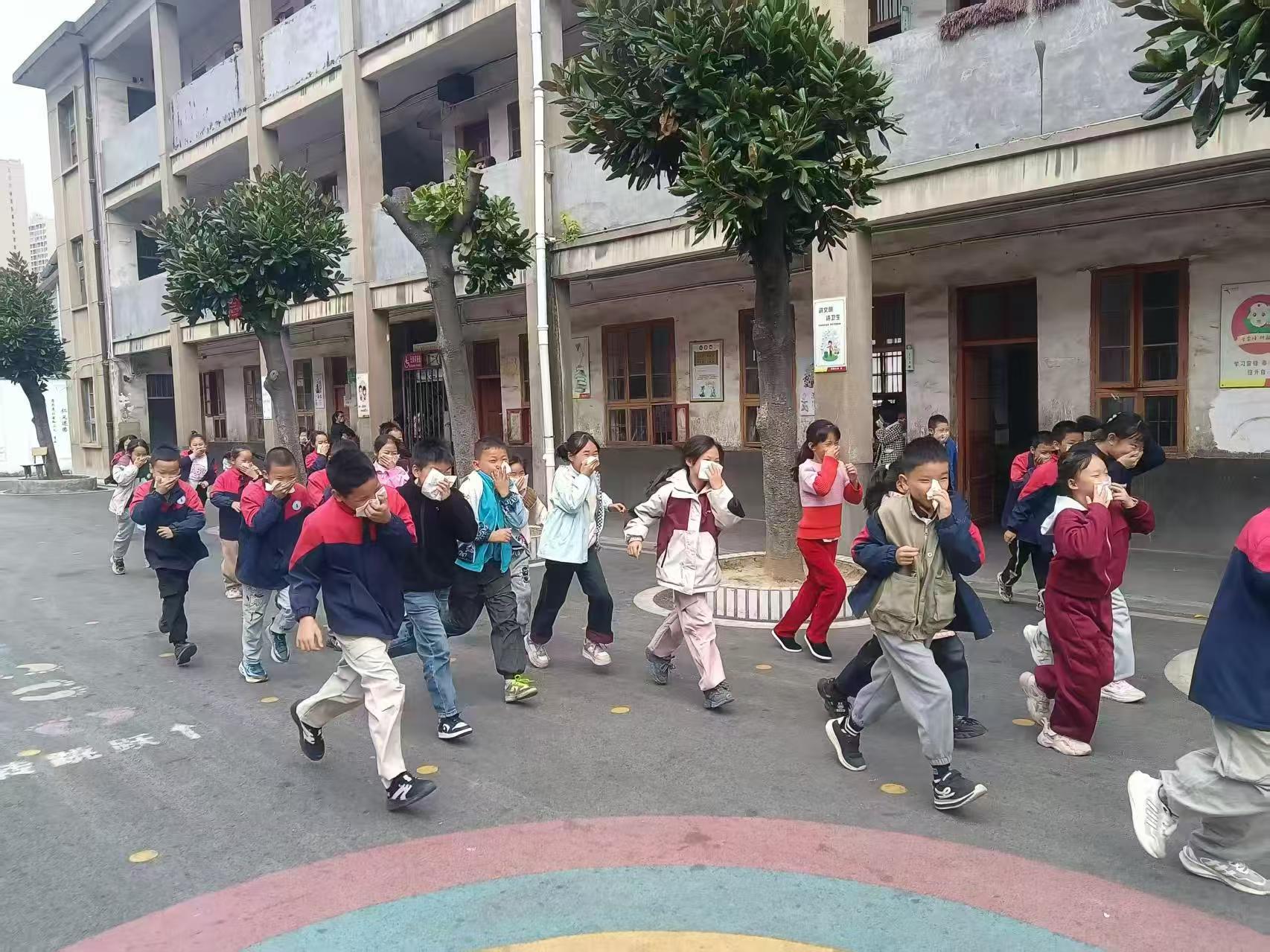 警鐘長(zhǎng)鳴練本領(lǐng) 安全防線護(hù)童心