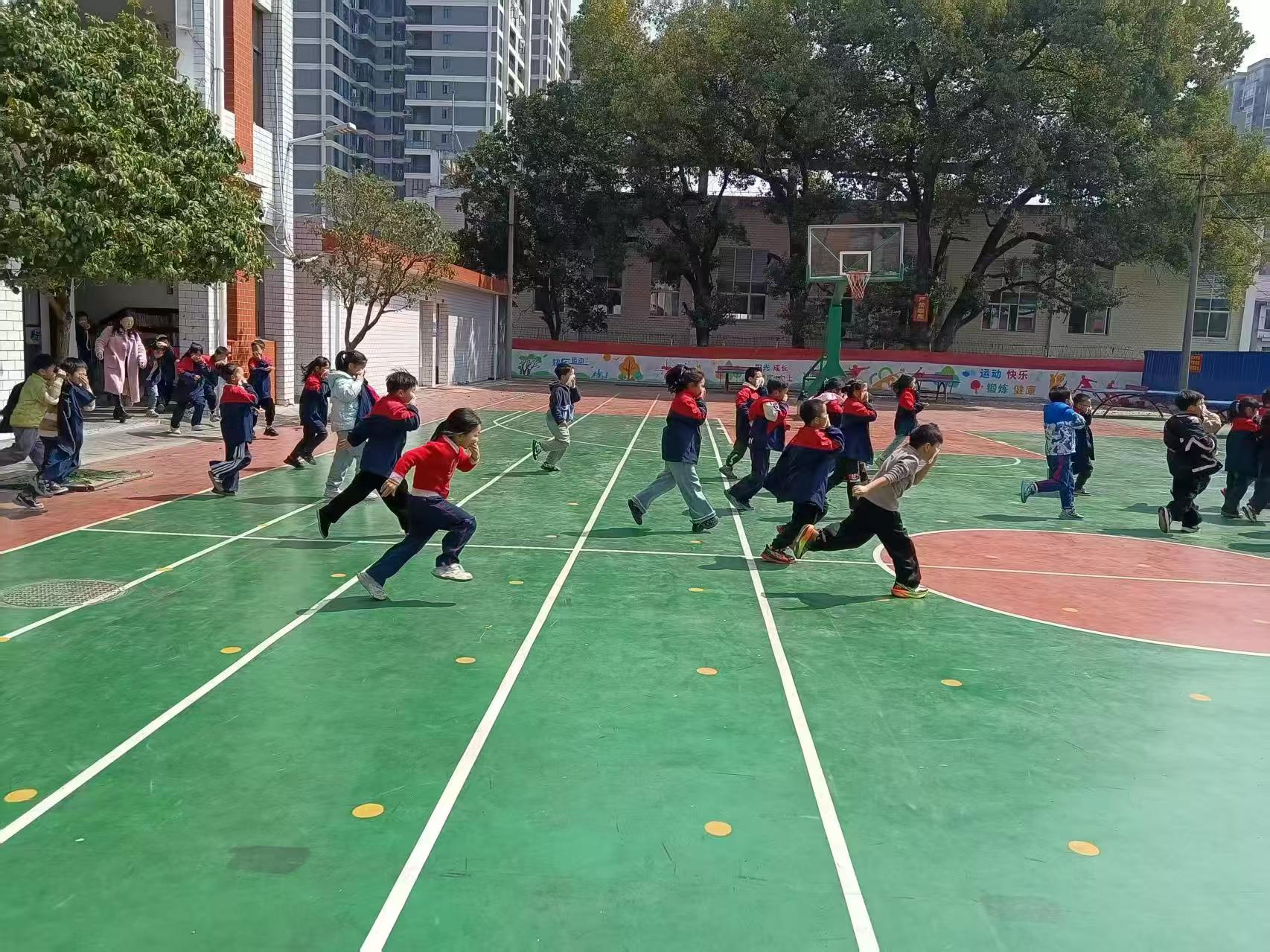 警鐘長(zhǎng)鳴練本領(lǐng) 安全防線護(hù)童心