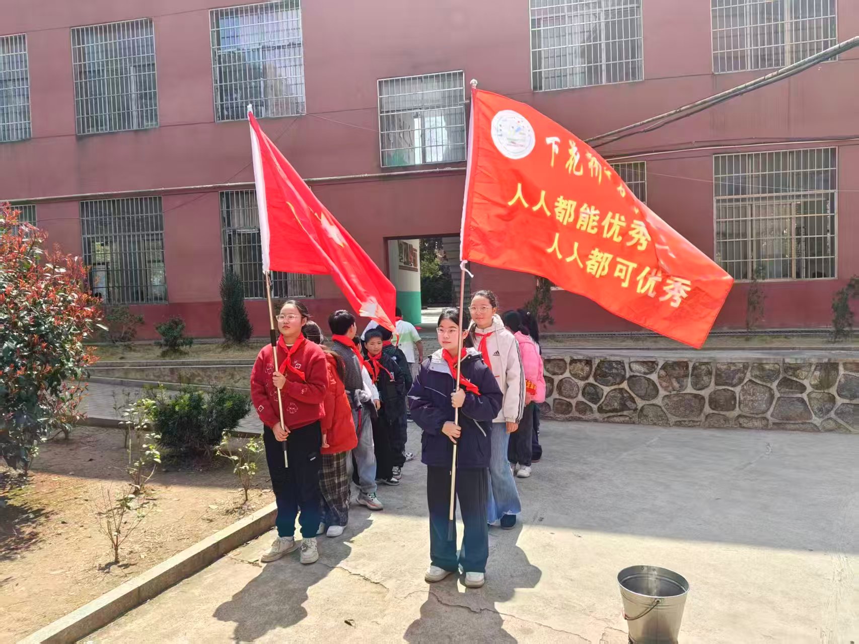 下花橋鎮(zhèn)中心完全小學開展“共植共青林，共筑青春夢”學雷鋒植樹實踐活動