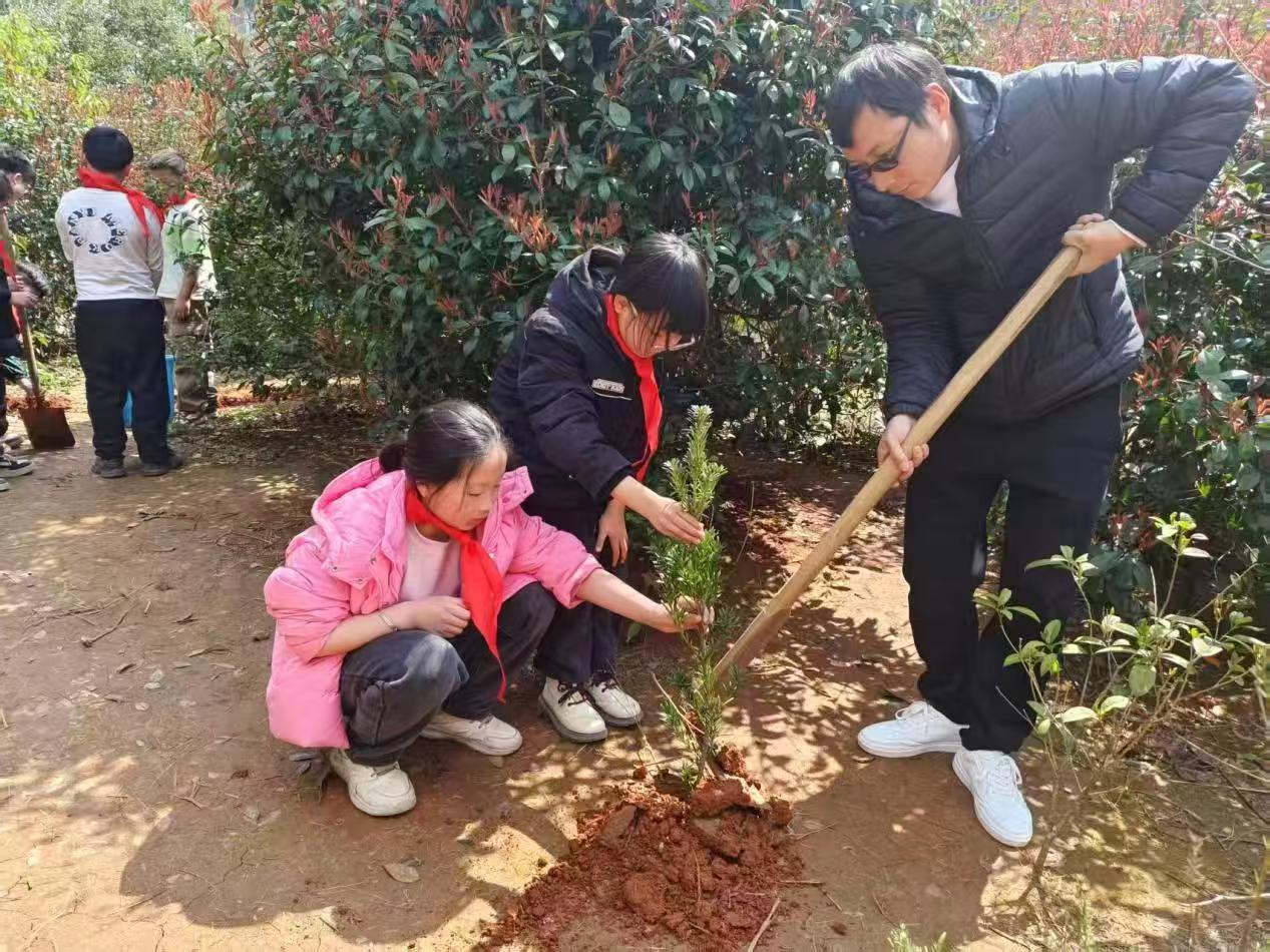 下花橋鎮(zhèn)中心完全小學開展“共植共青林，共筑青春夢”學雷鋒植樹實踐活動