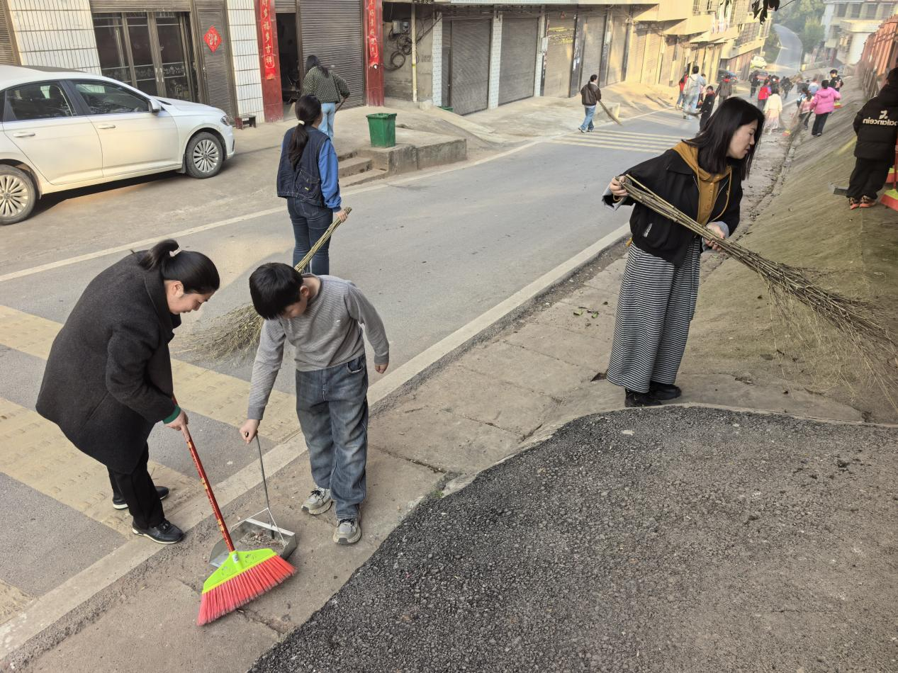 學(xué)雷鋒踐初心，紅領(lǐng)巾映黨旗
