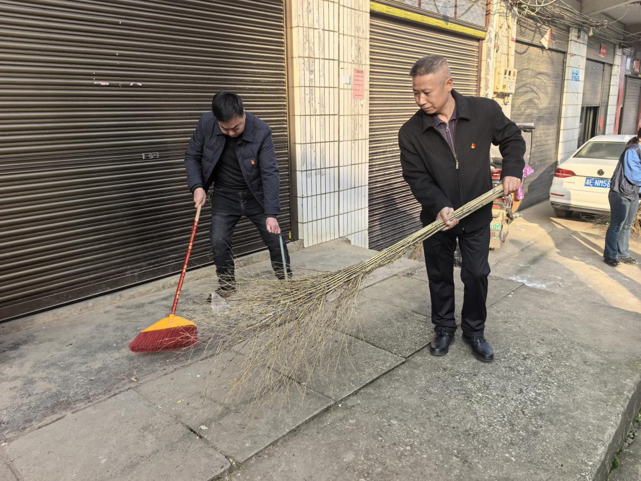 學(xué)雷鋒踐初心，紅領(lǐng)巾映黨旗