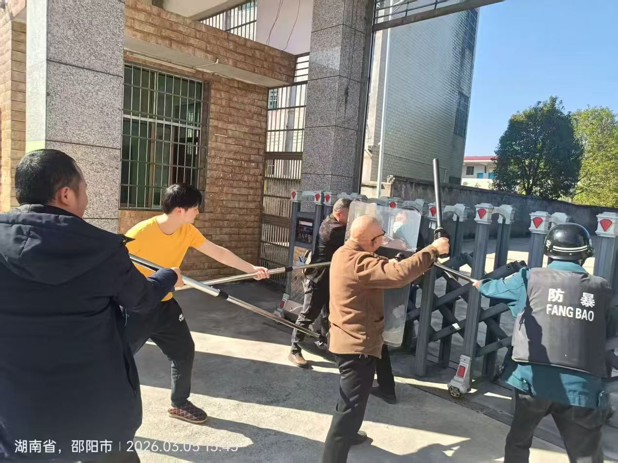 反恐防暴筑防線 平安校園共守護