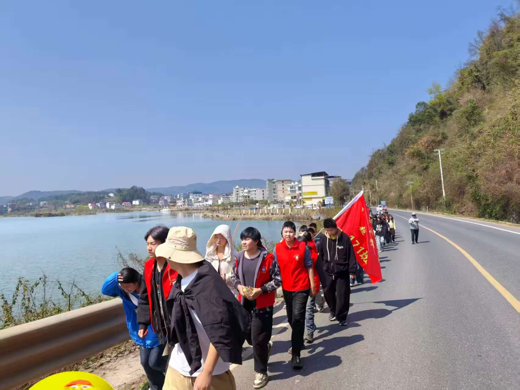霞塘云中學(xué)開展“環(huán)湖勵志行”徒步活動 踐行“健康第一”教育理念