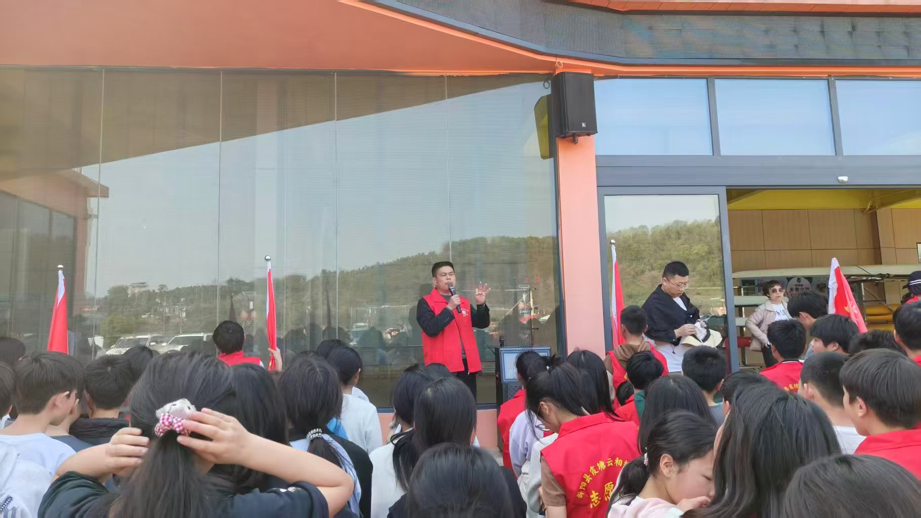 霞塘云中學(xué)開展“環(huán)湖勵志行”徒步活動 踐行“健康第一”教育理念