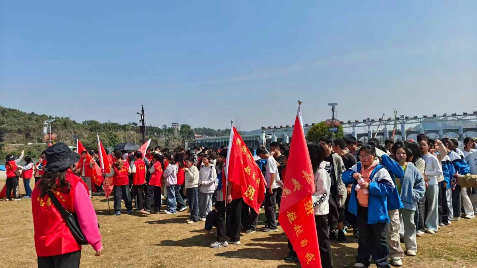 霞塘云中學(xué)開展“環(huán)湖勵志行”徒步活動 踐行“健康第一”教育理念