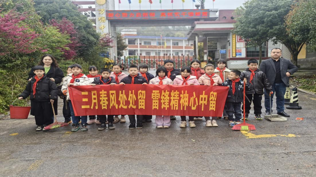 踐行雷鋒精神 清掃校園“鄰”距離