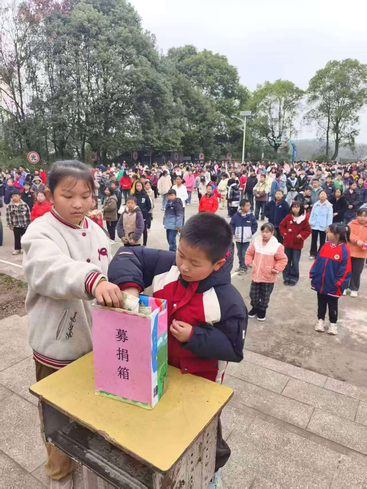 下花橋鎮(zhèn)中心完全小學開展學雷鋒“愛心一元捐”活動